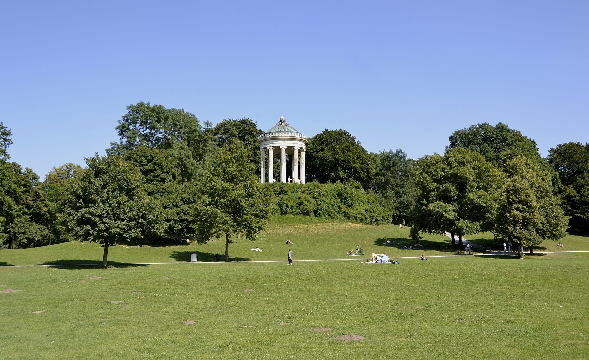 Der Monopteros im Englischen Garten mit Wiese und Bäumen