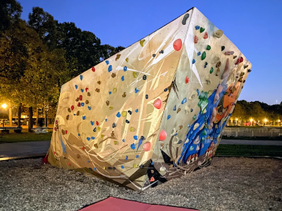 Dicker Hans Boulderwand, München
