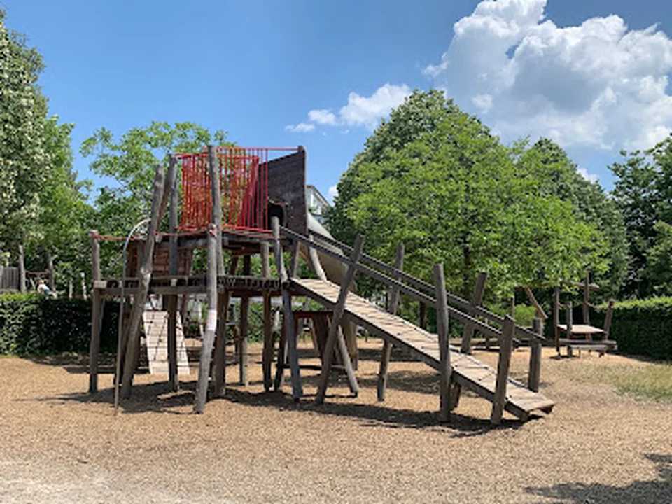 Spielplatz an der Schlossmauer Nymphenburg, München