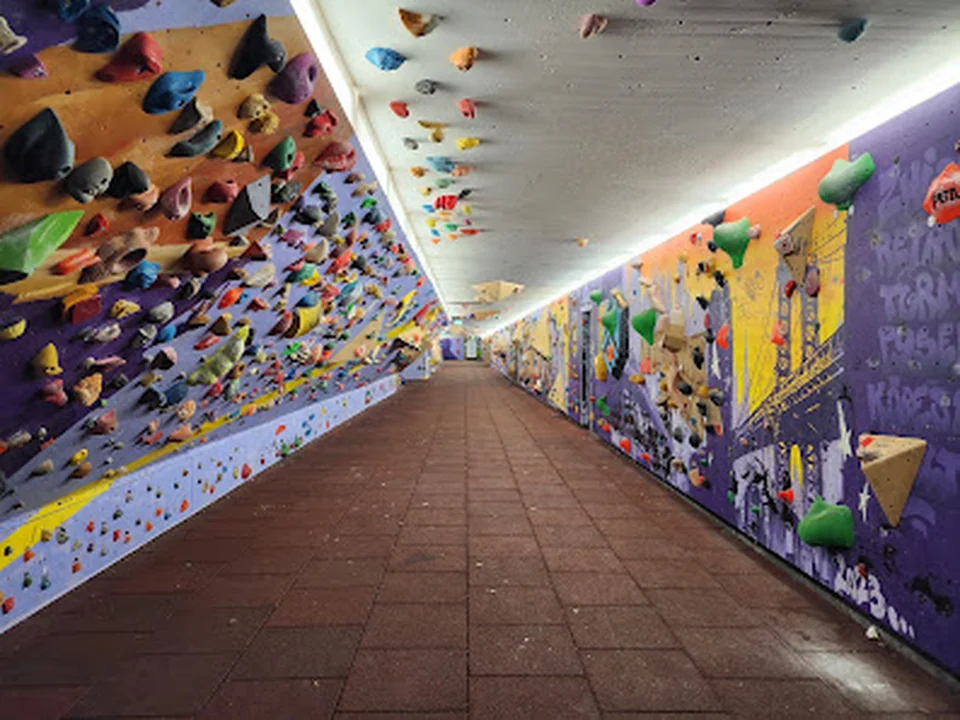 Riesige Rosi - öffentliche Boulderpassage, München