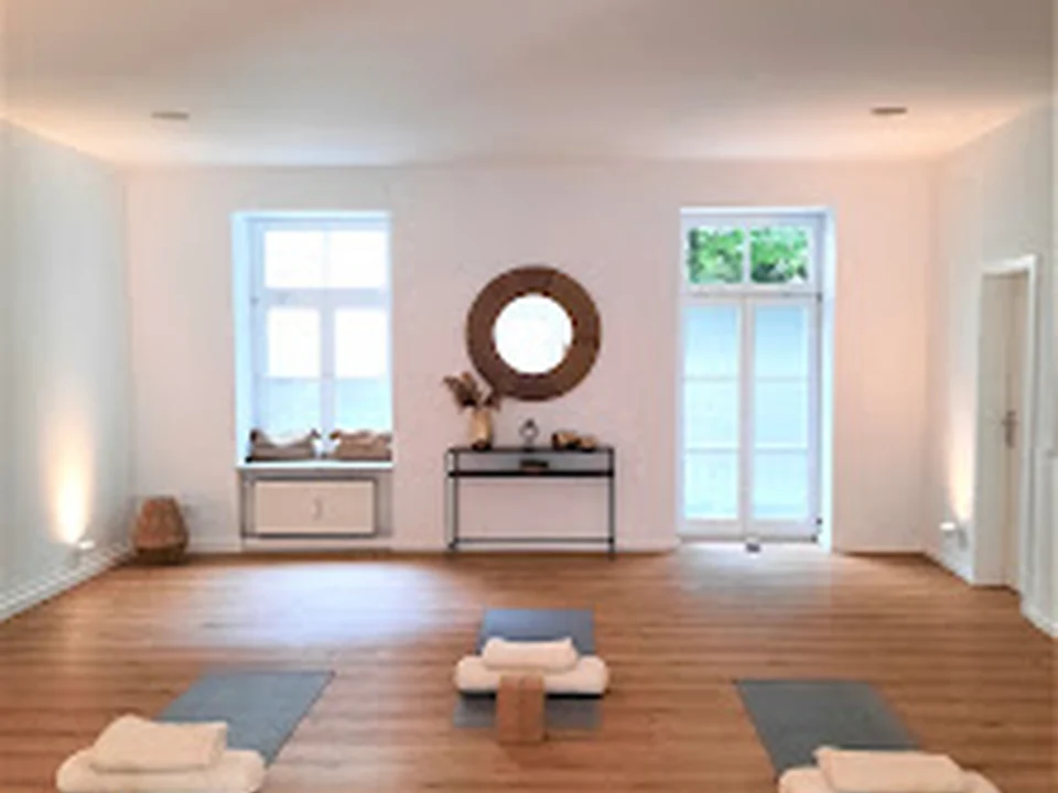 YOGAWOMAN I YOGA MAMI & ME - Yoga und Pilates für Frauen, Schwangere, Mamis und Kinder, München