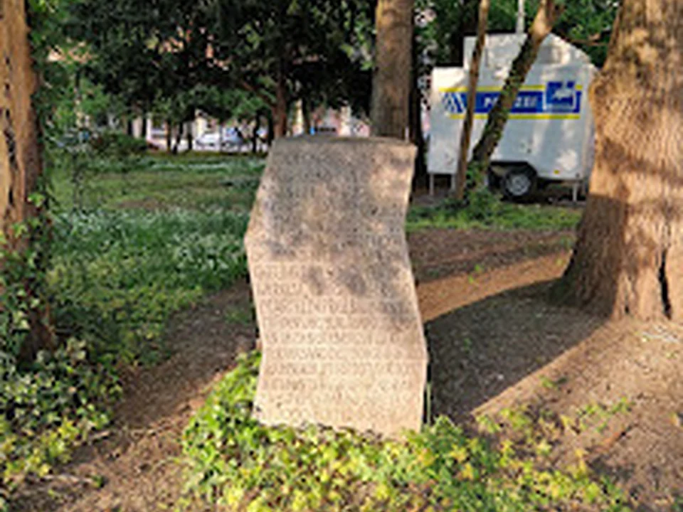 Gedenkstein an die erste Gleichstromfernübertragung, München