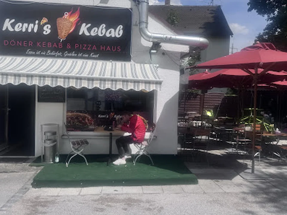 Kerri’s Chicken Döner Kebap Currywurst Restaurant und terasse Puten Schnitzel halal, München