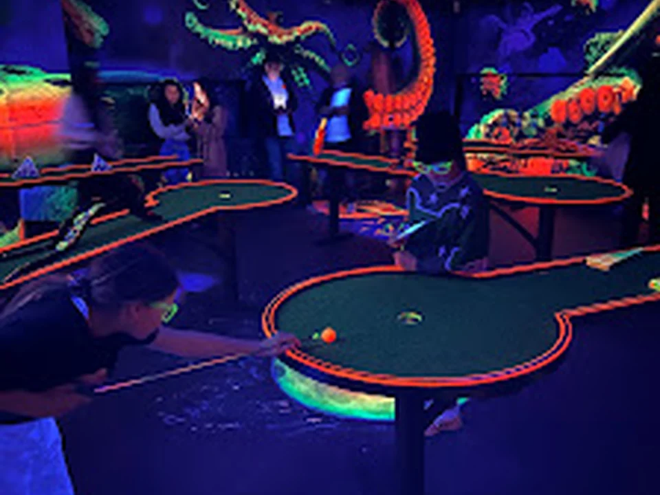 Exus Neufahrn - 3D Neongolf, Pit-Pat & Gamezone, München
